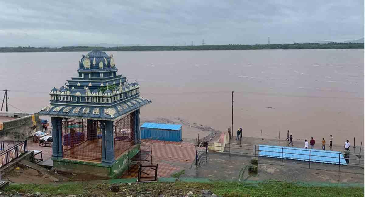 तेलंगाना: गोदावरी नदी खतरे के दूसरे निशान पर, भद्राचलम में अलर्ट, 38 लोगों को बाढ़ से बचाया गया
