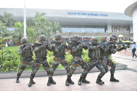 अगरतला एयरपोर्ट पर असम राइफल्स और सीआईएसएफ का संयुक्त प्रशिक्षण, सुरक्षा तैयारियों को मिला बढ़ावा