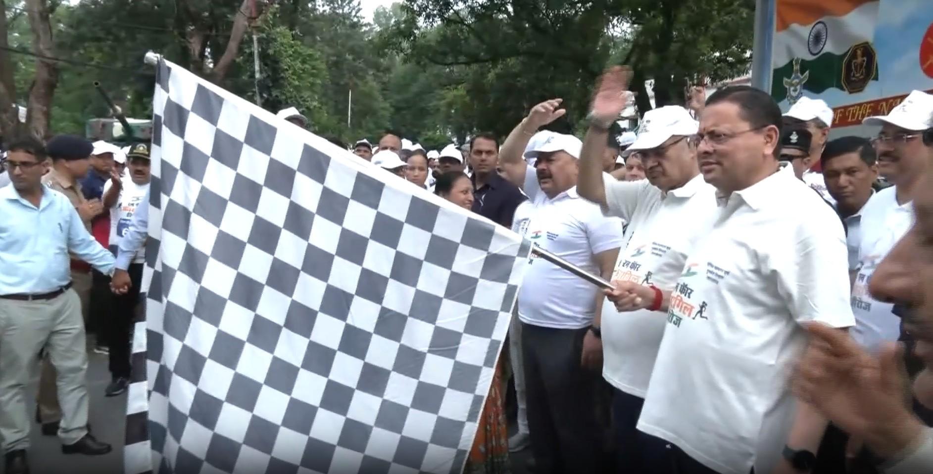 देहरादून में 'रन फॉर कारगिल हीरोज' मैराथन को सीएम धामी ने दिखाई हरी झंडी, शहीदों को दी श्रद्धांजलि