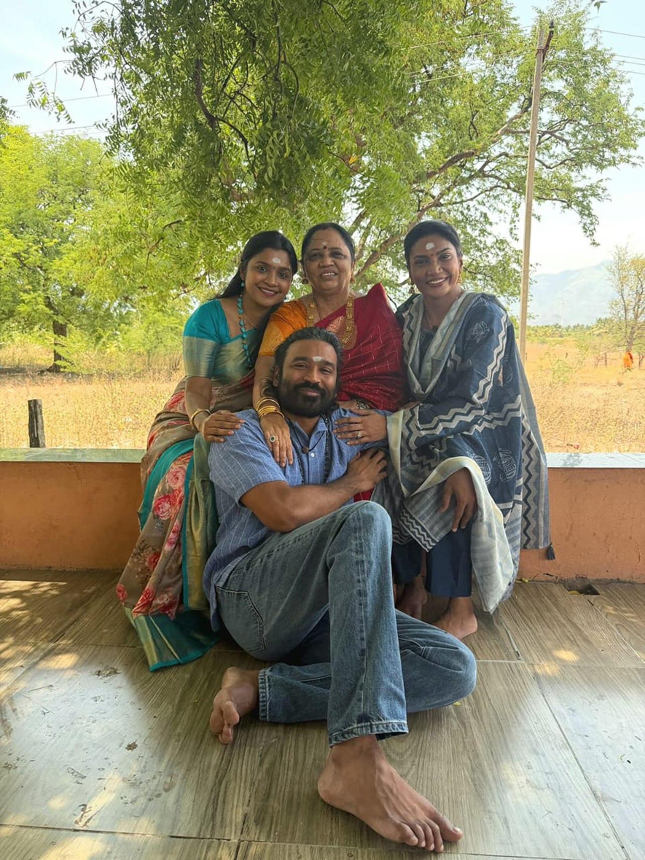 धनुष ने शेयर की खास फैमिली फोटो, कहा- 'मेरी दुआएं और आशीर्वाद'