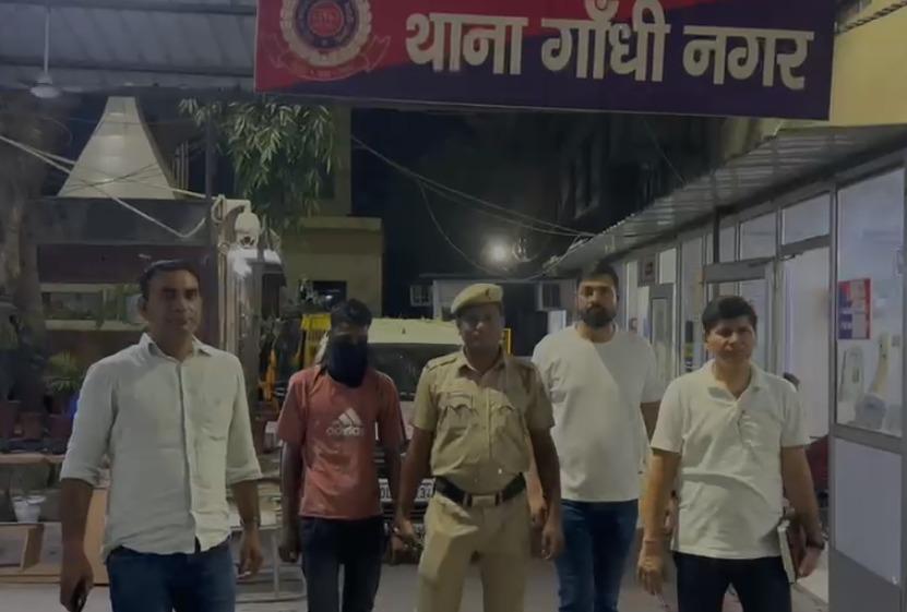 दिल्ली: गांधी नगर मर्डर केस में आरोपी गिरफ्तार, शराब पीने के दौरान साथी कर्मचारी ने घोंप दी थी कैंची