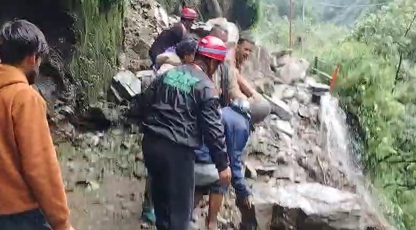 केदारनाथ पैदल मार्ग पर बोल्डर गिरने से यात्रा बाधित, प्रशासन ने निर्धारित मार्ग पर यात्रा करने की दी सलाह