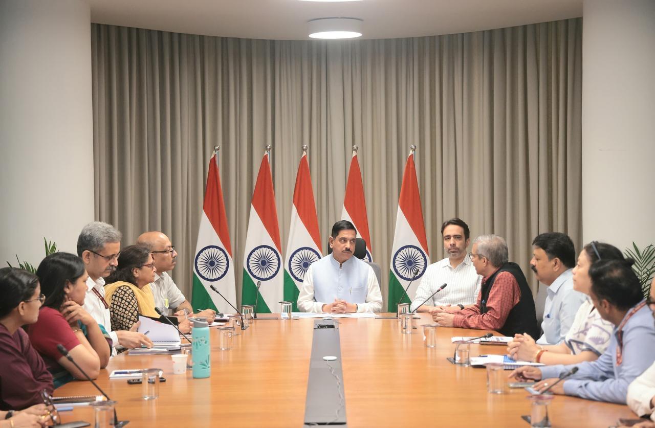 प्रह्लाद जोशी ने संभाला शिक्षा मंत्रालय, पहले ही दिन वरिष्ठ अधिकारियों संग की बैठक