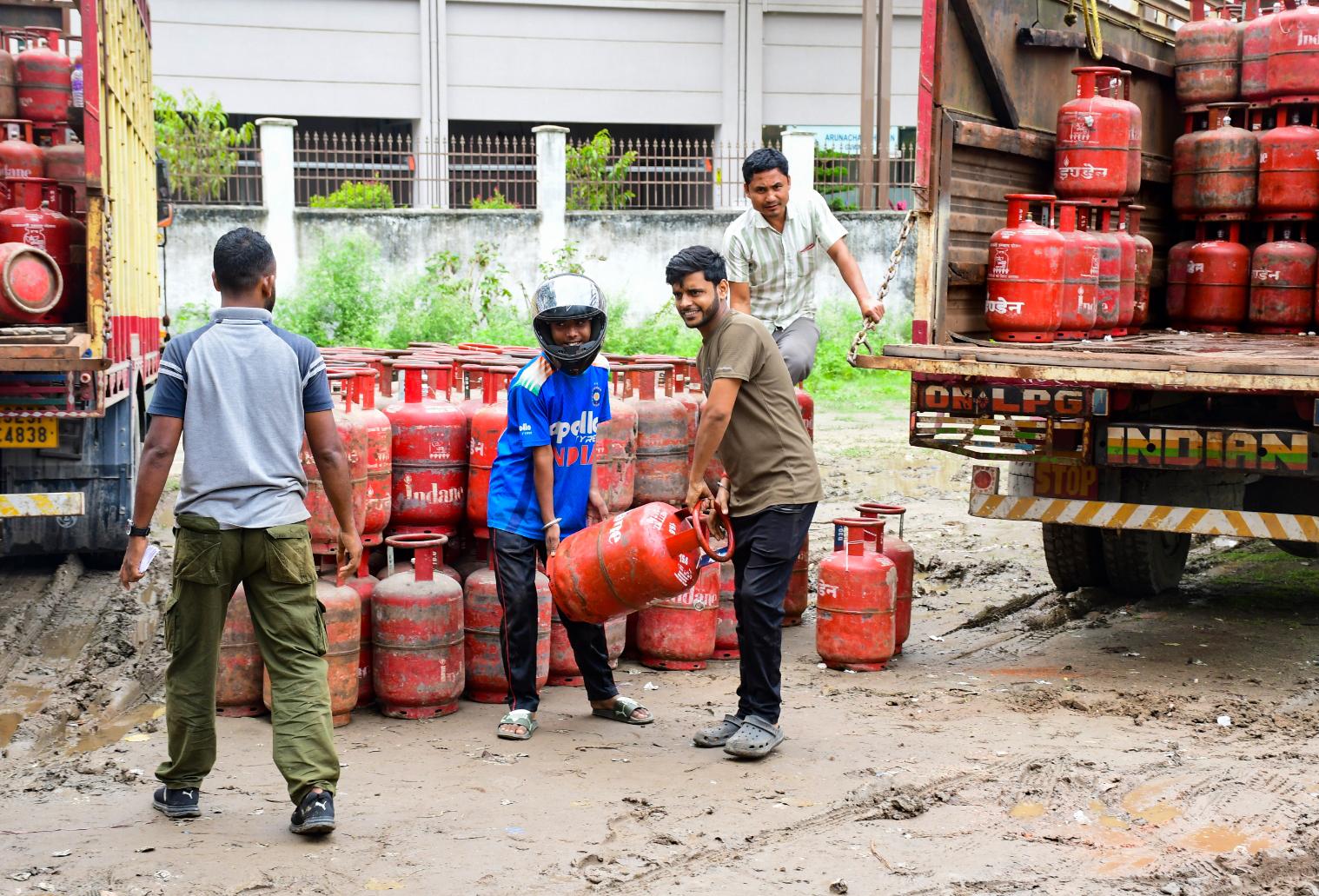 पश्चिम एशिया संकट के बीच घरेलू एलपीजी सिलेंडर की सप्लाई कॉस्ट हुई 1,600 रुपये से ज्यादा