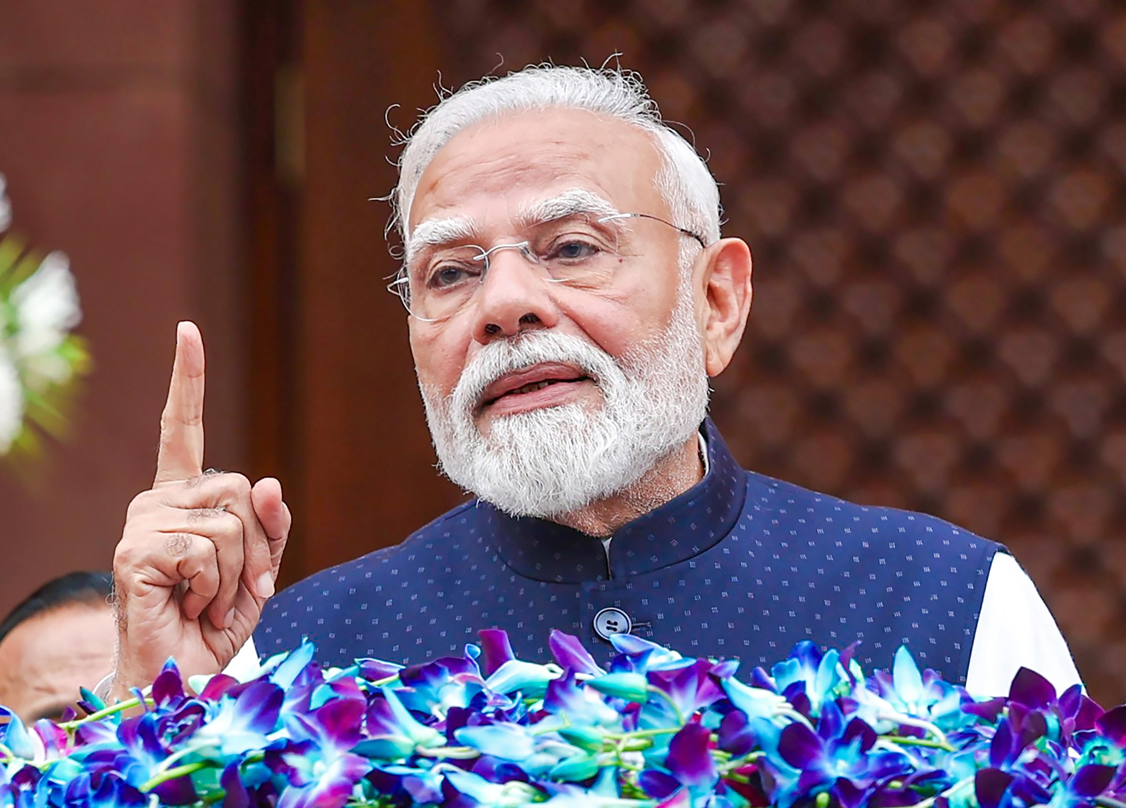 पीएम मोदी ने सुभाषित शेयर कर गुरु पूर्णिमा की बधाई दी, लिखा- गुरु ज्ञान के साथ ही सुसंस्कारों से सुशिक्षित करते हैं