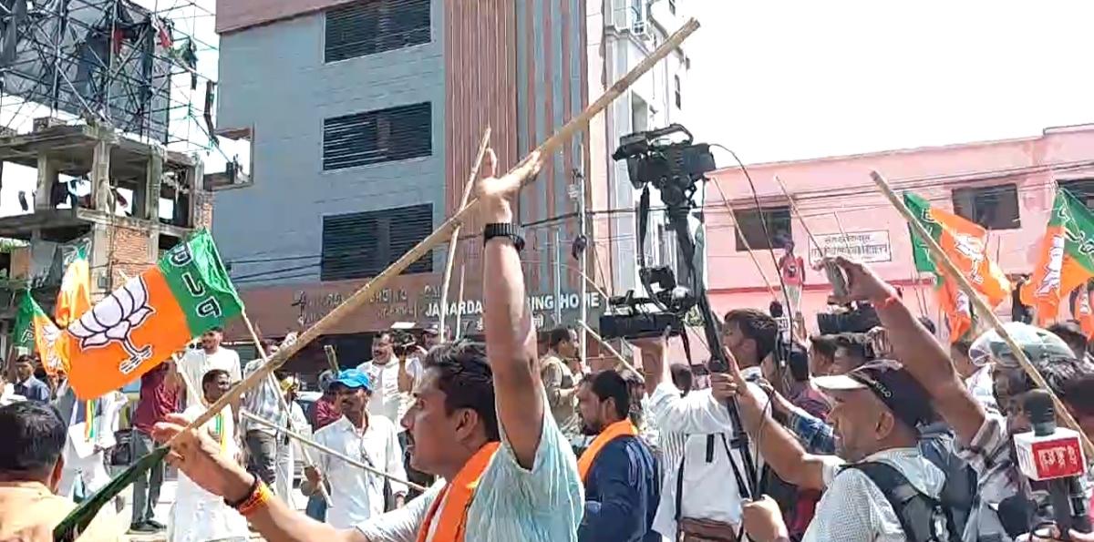 पटना में भाजपा-कांग्रेस कार्यकर्ताओं के बीच झड़प, चले ईंट-पत्थर; कई घायल