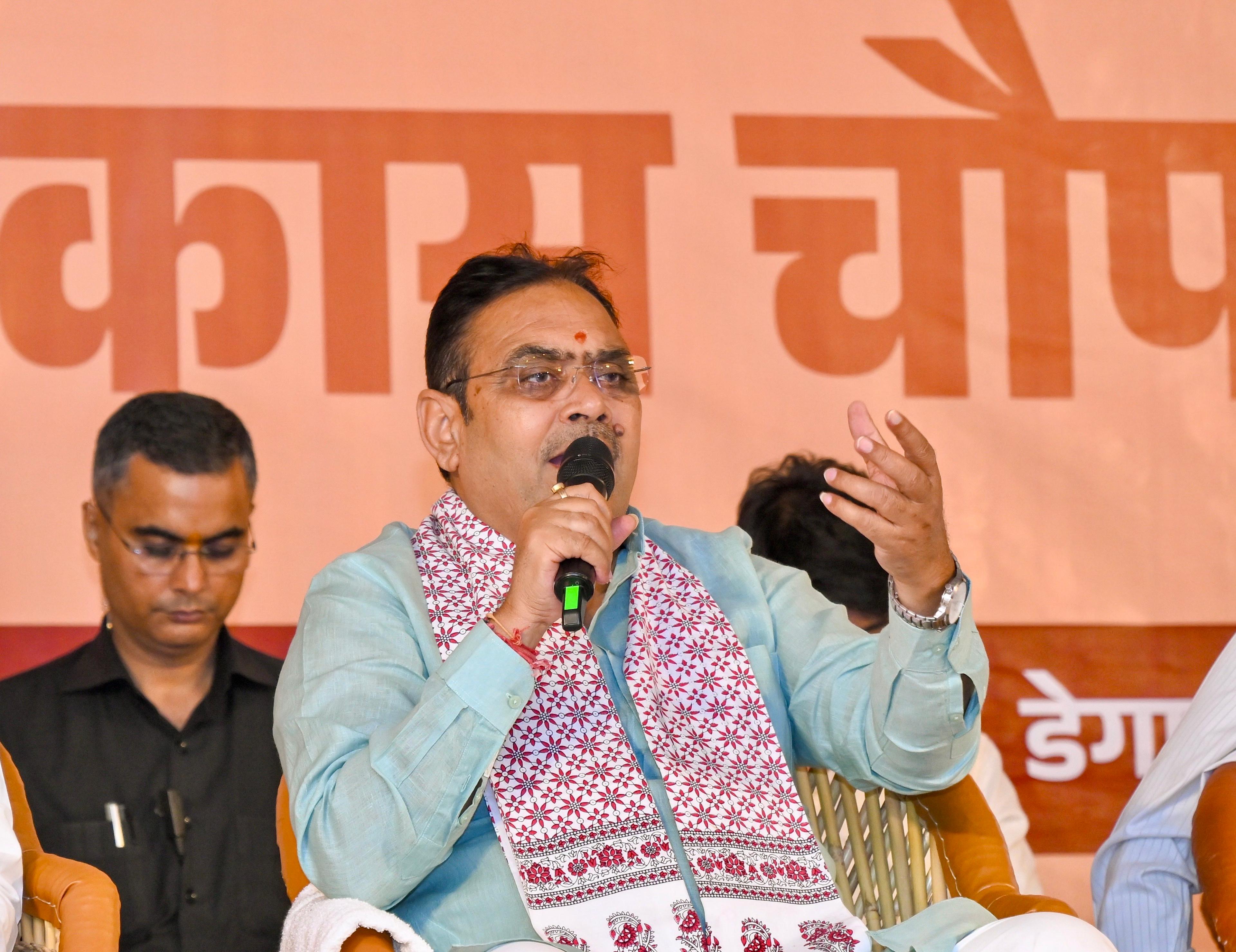सीएम भजनलाल ने किया नागौर के गांव का दौरा, खेत पहुंचकर महिलाओं के साथ कृषि कार्य, बुजुर्गों से जाना हालचाल