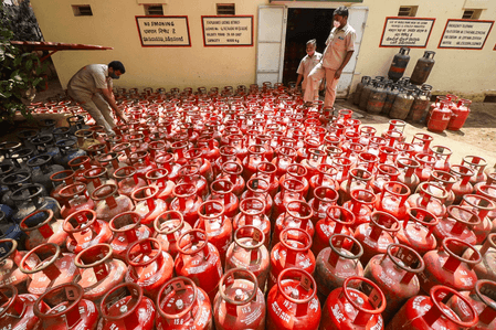 एलपीजी की कीमत 60 रुपए बढ़ी, कमर्शियल सिलेंडर 114.5 रुपए महंगा