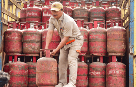 पश्चिम एशिया तनाव के बीच सरकार का बड़ा अपडेट: एलपीजी सप्लाई सामान्य, 98 प्रतिशत बुकिंग ऑनलाइन; करीब 4.32 लाख नए पीएनजी कनेक्शन सक्रिय