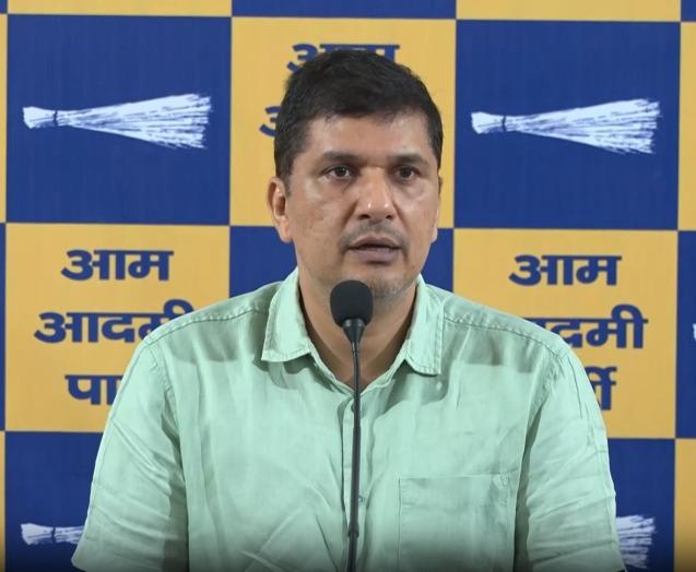 ताहिर हुसैन को लेकर 'आप' का हमला, सौरभ भारद्वाज बोले-दंगों का राजनीतिक फायदा भाजपा को मिला