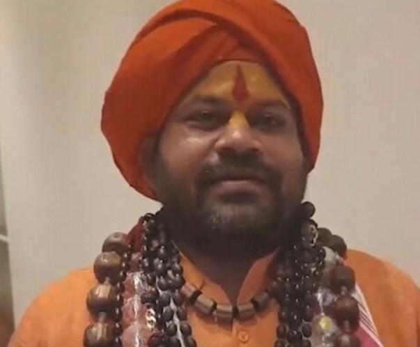 अखिलेश यादव के आरोपों पर महंत राजूदास का पलटवार, बोले- पीएम का मुकाबला नहीं कर पा रहे विपक्षी
