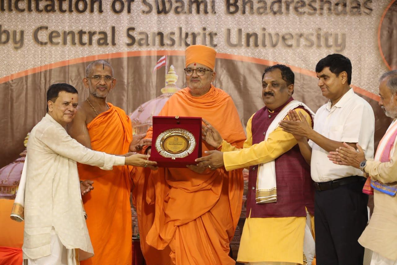 केंद्रीय संस्कृत विश्वविद्यालय ने बीएपीएस के विद्वान संत स्वामी भद्रेशदास को ‘वेदान्तविद्या-विश्वगुरु’ उपाधि से किया सम्मानित