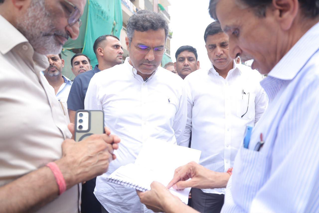 दिल्ली: जलभराव के समाधान के लिए पीडब्ल्यूडी मंत्री ने छतरपुर का निरीक्षण किया